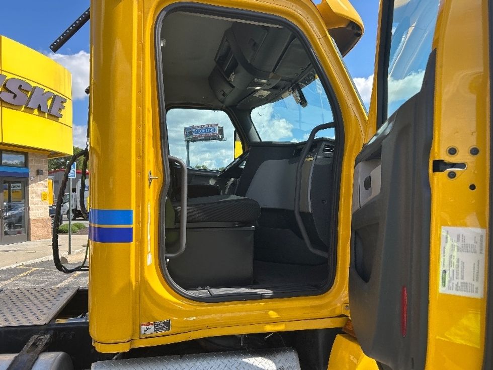 Day Cab Tractor-Heavy Duty Tractors-Freightliner-2019-T12664ST-Chicopee-MA-301,755\n\t\tmiles-$ 41,500 - Image 11