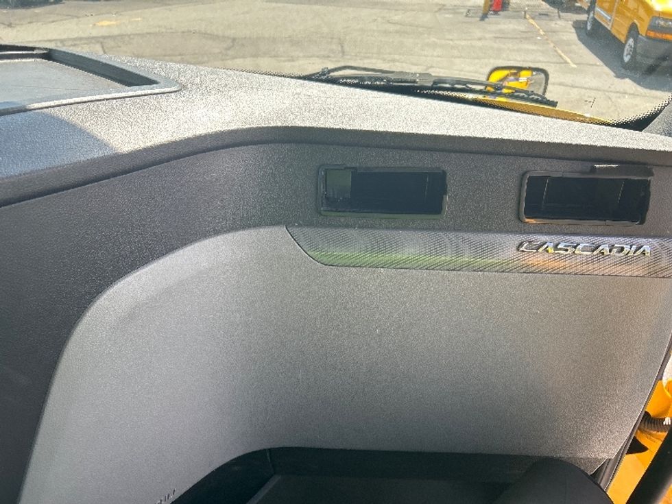 Day Cab Tractor-Heavy Duty Tractors-Freightliner-2019-T12664ST-Chicopee-MA-301,755\n\t\tmiles-$ 41,500 - Image 12