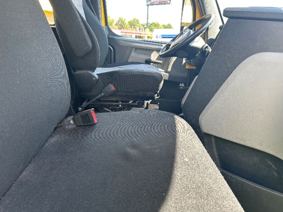 Day Cab Tractor-Heavy Duty Tractors-Freightliner-2019-T12664ST-Chicopee-MA-301,755\n\t\tmiles-$ 41,500 - Image 13