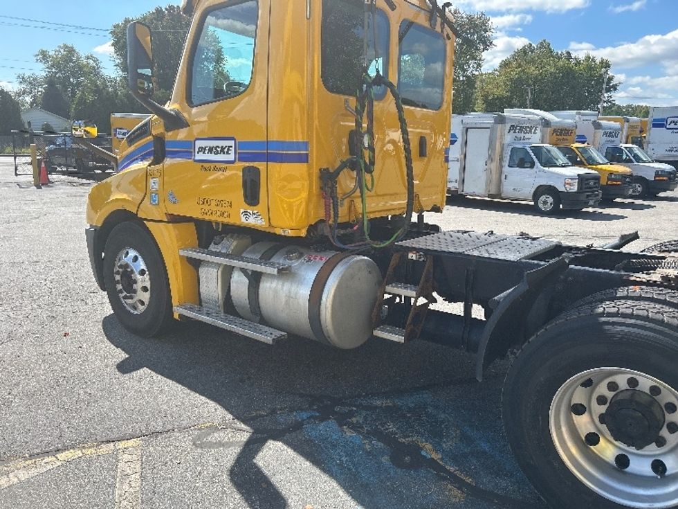 Day Cab Tractor-Heavy Duty Tractors-Freightliner-2019-T12664ST-Chicopee-MA-301,755\n\t\tmiles-$ 41,500 - Image 16