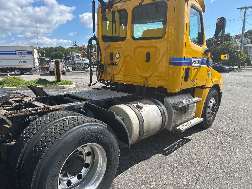 Day Cab Tractor-Heavy Duty Tractors-Freightliner-2019-T12664ST-Chicopee-MA-301,755\n\t\tmiles-$ 41,500 - Image 17