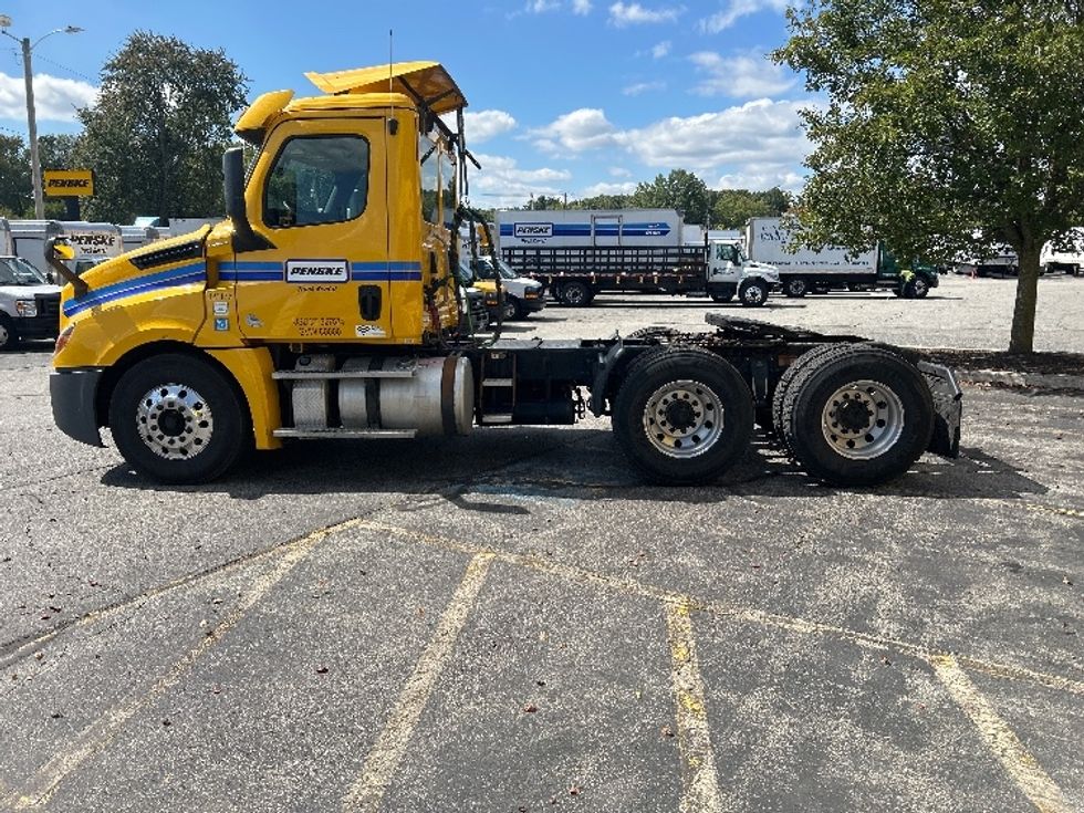 Day Cab Tractor-Heavy Duty Tractors-Freightliner-2019-T12664ST-Chicopee-MA-301,755\n\t\tmiles-$ 41,500 - Image 3