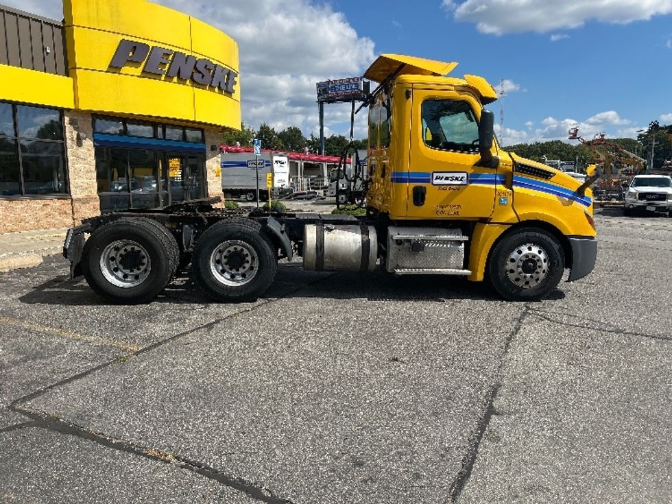 Day Cab Tractor-Heavy Duty Tractors-Freightliner-2019-T12664ST-Chicopee-MA-301,755\n\t\tmiles-$ 41,500 - Image 7