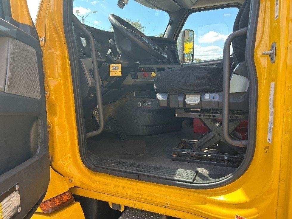 Day Cab Tractor-Heavy Duty Tractors-Freightliner-2019-T12664ST-Chicopee-MA-301,755\n\t\tmiles-$ 41,500 - Image 8