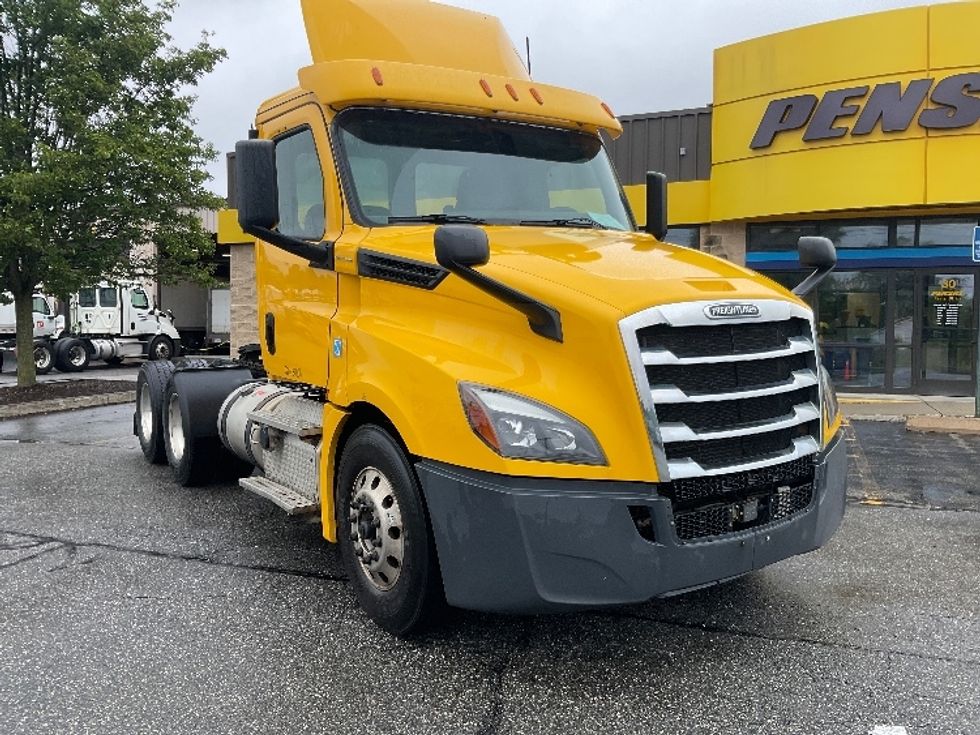 Day Cab Tractor-Heavy Duty Tractors-Freightliner-2019-T12664ST-Chicopee-MA-391,521\n\t\tmiles-$ 40,000 - Image 1