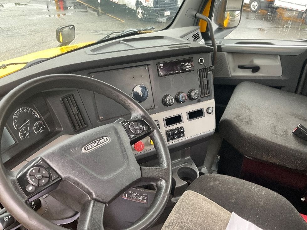 Day Cab Tractor-Heavy Duty Tractors-Freightliner-2019-T12664ST-Chicopee-MA-391,521\n\t\tmiles-$ 40,000 - Image 10
