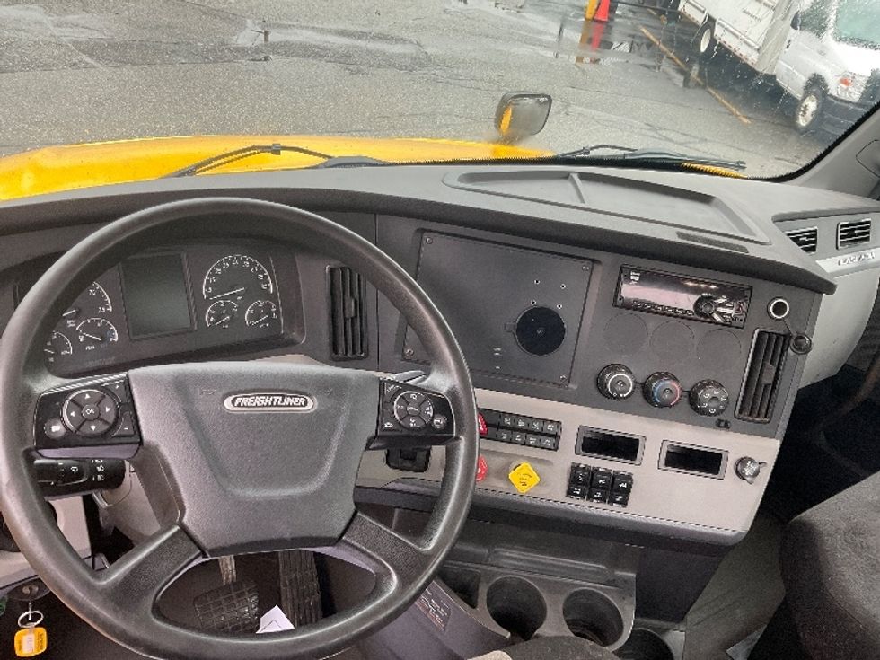 Day Cab Tractor-Heavy Duty Tractors-Freightliner-2019-T12664ST-Chicopee-MA-391,521\n\t\tmiles-$ 40,000 - Image 11
