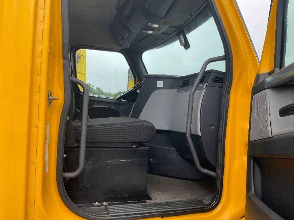 Day Cab Tractor-Heavy Duty Tractors-Freightliner-2019-T12664ST-Chicopee-MA-391,521\n\t\tmiles-$ 40,000 - Image 12