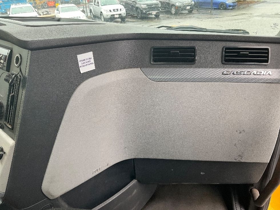 Day Cab Tractor-Heavy Duty Tractors-Freightliner-2019-T12664ST-Chicopee-MA-391,521\n\t\tmiles-$ 40,000 - Image 13