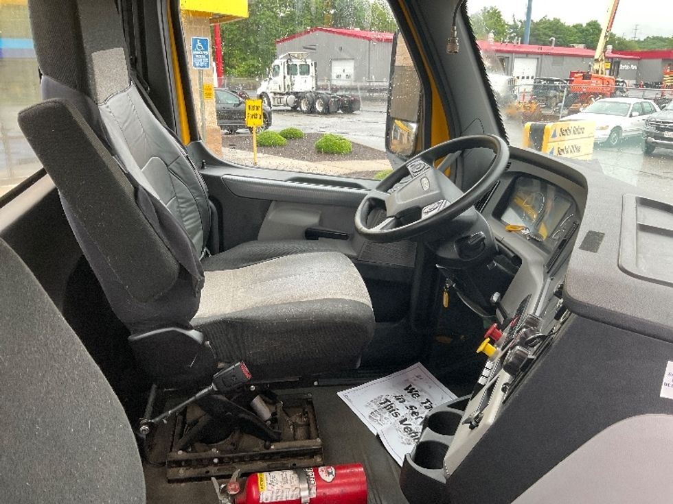 Day Cab Tractor-Heavy Duty Tractors-Freightliner-2019-T12664ST-Chicopee-MA-391,521\n\t\tmiles-$ 40,000 - Image 14