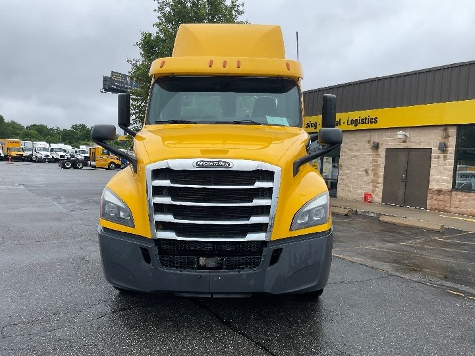 Day Cab Tractor-Heavy Duty Tractors-Freightliner-2019-T12664ST-Chicopee-MA-391,521\n\t\tmiles-$ 40,000 - Image 2