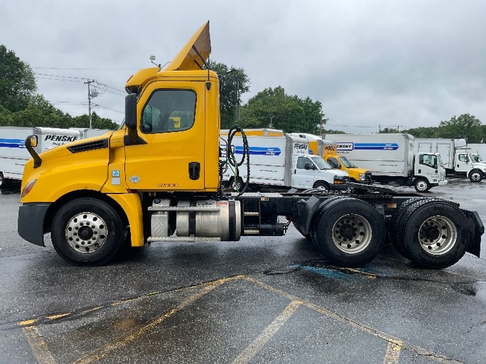 Day Cab Tractor-Heavy Duty Tractors-Freightliner-2019-T12664ST-Chicopee-MA-391,521\n\t\tmiles-$ 40,000 - Image 4