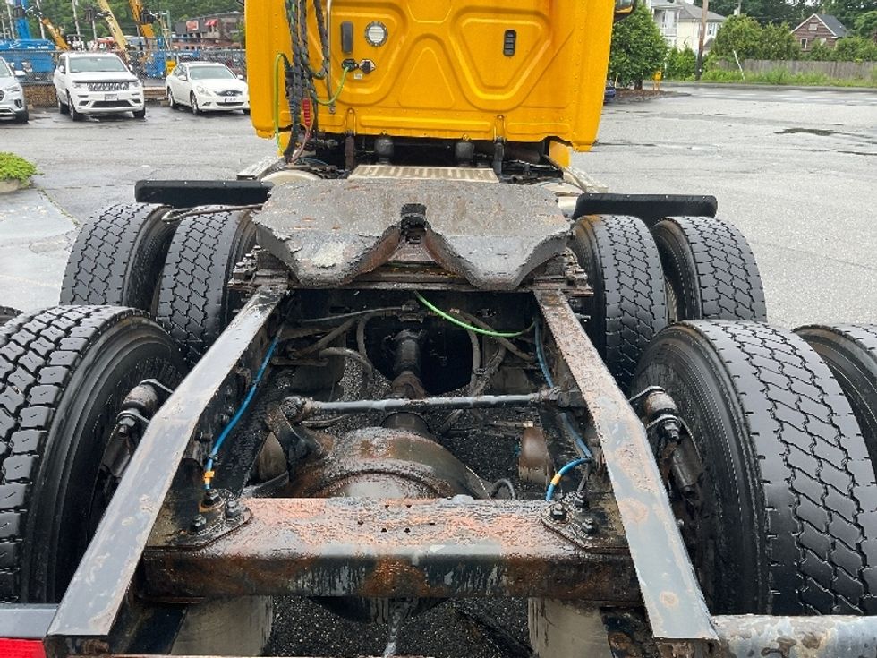 Day Cab Tractor-Heavy Duty Tractors-Freightliner-2019-T12664ST-Chicopee-MA-391,521\n\t\tmiles-$ 40,000 - Image 6