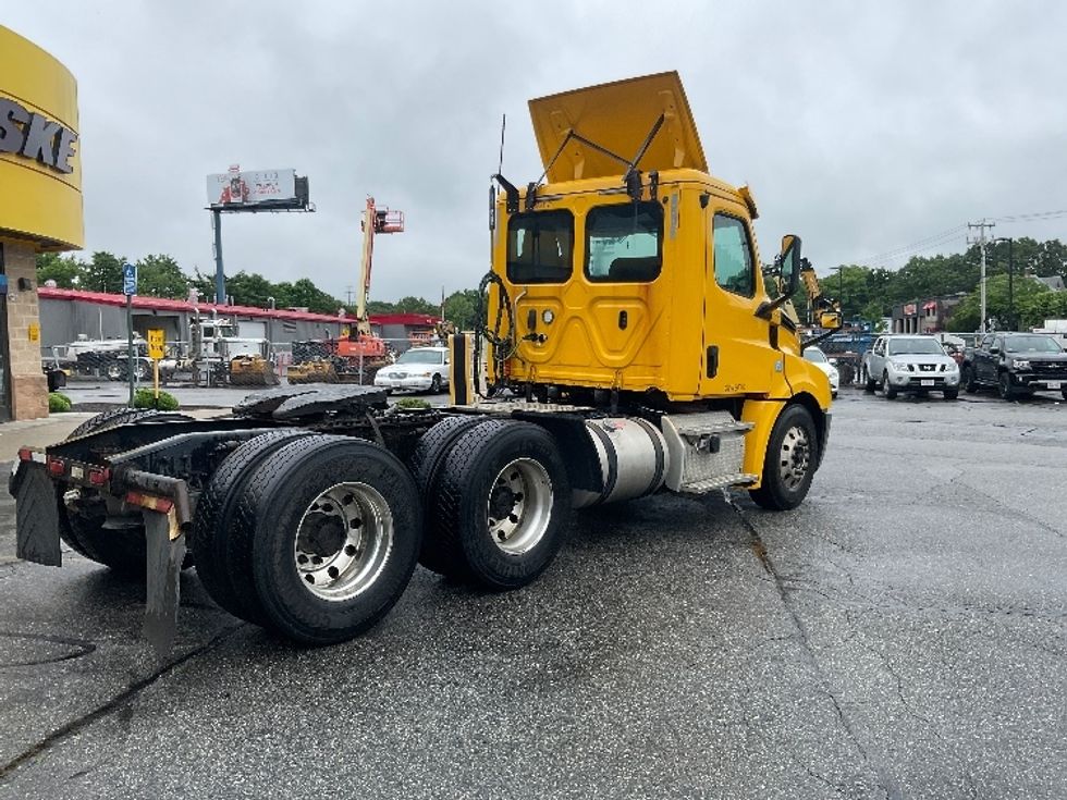 Day Cab Tractor-Heavy Duty Tractors-Freightliner-2019-T12664ST-Chicopee-MA-391,521\n\t\tmiles-$ 40,000 - Image 7