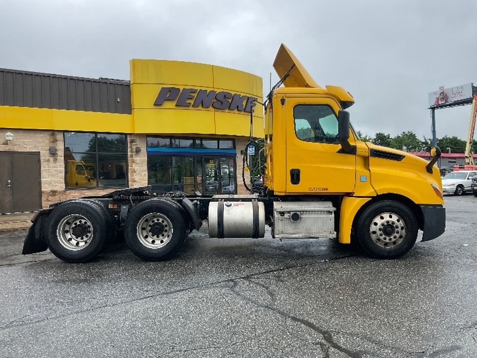 Day Cab Tractor-Heavy Duty Tractors-Freightliner-2019-T12664ST-Chicopee-MA-391,521\n\t\tmiles-$ 40,000 - Image 8