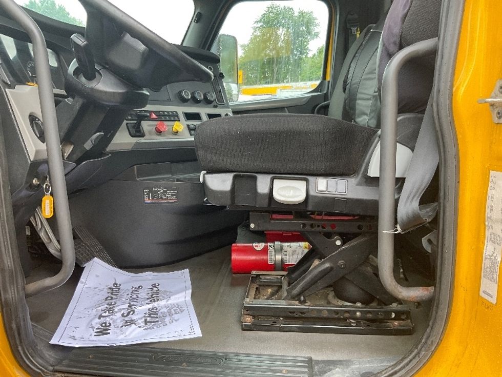 Day Cab Tractor-Heavy Duty Tractors-Freightliner-2019-T12664ST-Chicopee-MA-391,521\n\t\tmiles-$ 40,000 - Image 9