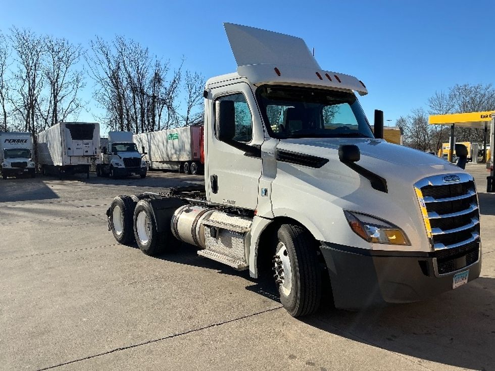 Day Cab Tractor-Heavy Duty Tractors-Freightliner-2019-T12664ST-Chicopee-MA-485,772\n\t\tmiles-$ 34,750 - Image 1