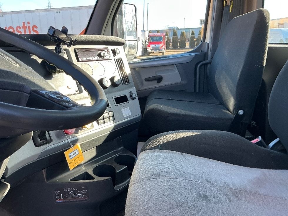 Day Cab Tractor-Heavy Duty Tractors-Freightliner-2019-T12664ST-Chicopee-MA-485,772\n\t\tmiles-$ 34,750 - Image 10