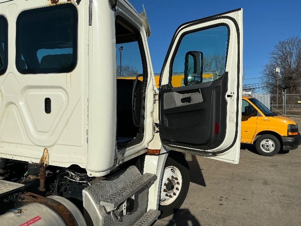 Day Cab Tractor-Heavy Duty Tractors-Freightliner-2019-T12664ST-Chicopee-MA-485,772\n\t\tmiles-$ 34,750 - Image 12