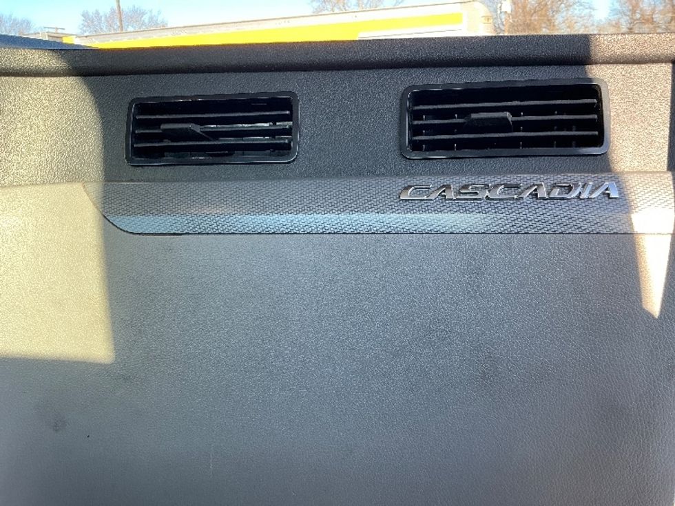 Day Cab Tractor-Heavy Duty Tractors-Freightliner-2019-T12664ST-Chicopee-MA-485,772\n\t\tmiles-$ 34,750 - Image 13