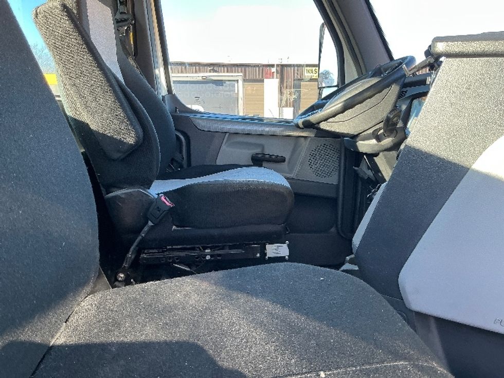 Day Cab Tractor-Heavy Duty Tractors-Freightliner-2019-T12664ST-Chicopee-MA-485,772\n\t\tmiles-$ 34,750 - Image 14