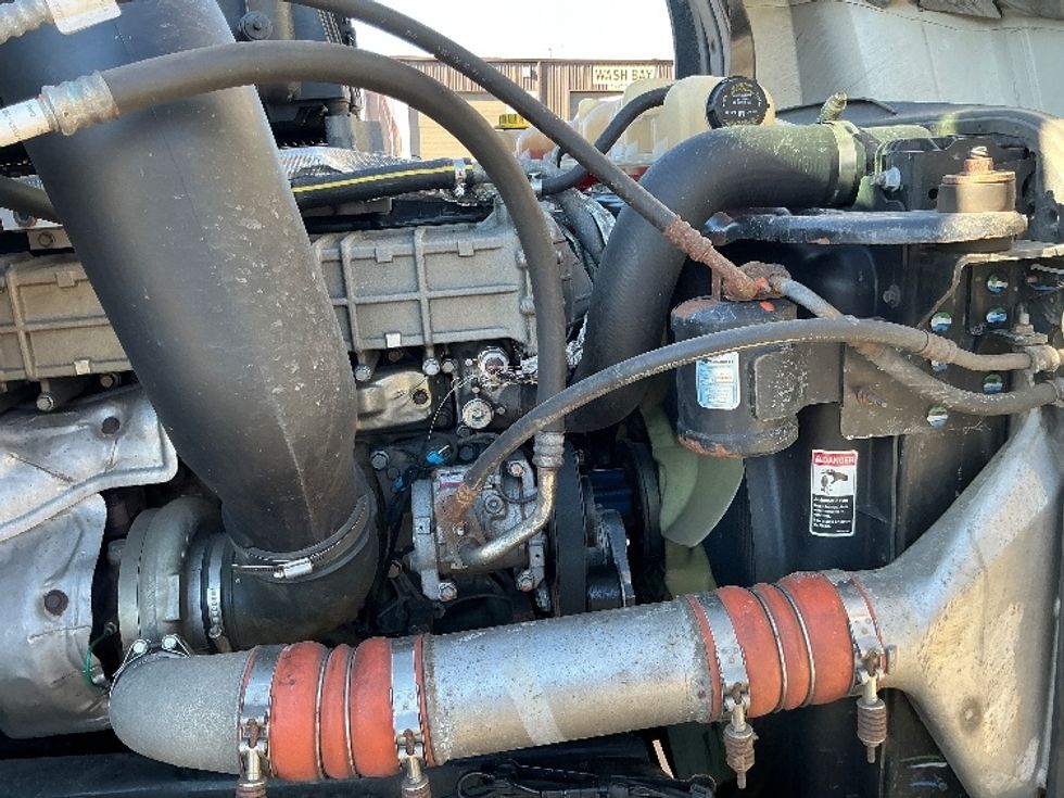 Day Cab Tractor-Heavy Duty Tractors-Freightliner-2019-T12664ST-Chicopee-MA-485,772\n\t\tmiles-$ 34,750 - Image 15