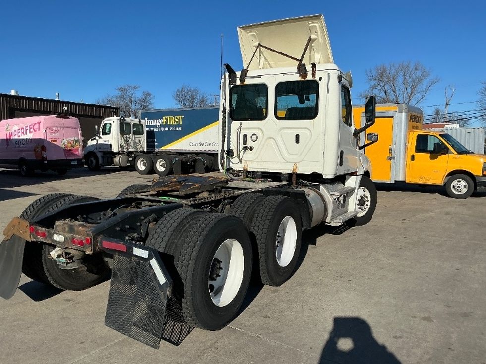 Day Cab Tractor-Heavy Duty Tractors-Freightliner-2019-T12664ST-Chicopee-MA-485,772\n\t\tmiles-$ 34,750 - Image 17