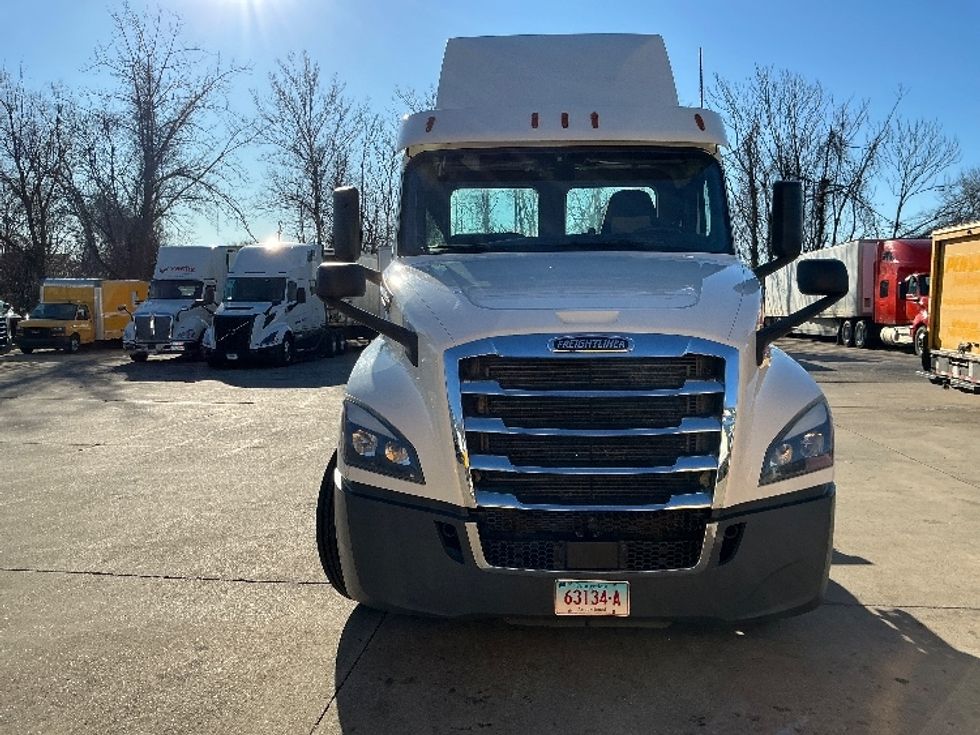 Day Cab Tractor-Heavy Duty Tractors-Freightliner-2019-T12664ST-Chicopee-MA-485,772\n\t\tmiles-$ 34,750 - Image 2
