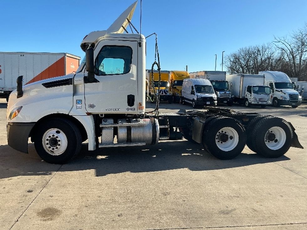 Day Cab Tractor-Heavy Duty Tractors-Freightliner-2019-T12664ST-Chicopee-MA-485,772\n\t\tmiles-$ 34,750 - Image 4