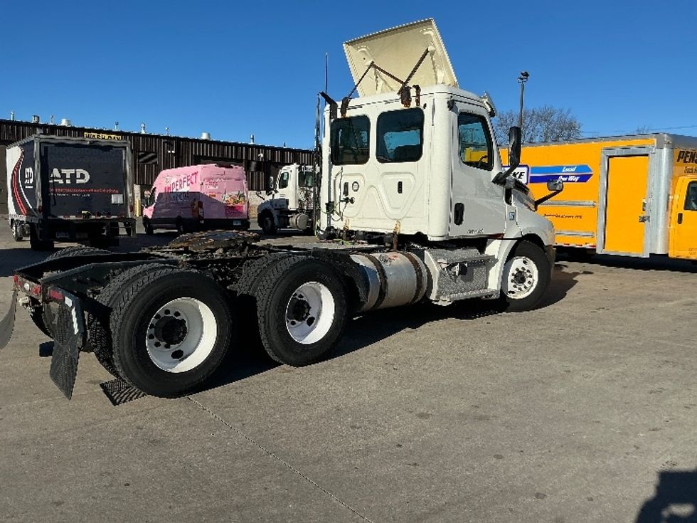 Day Cab Tractor-Heavy Duty Tractors-Freightliner-2019-T12664ST-Chicopee-MA-485,772\n\t\tmiles-$ 34,750 - Image 7