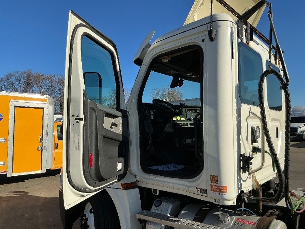 Day Cab Tractor-Heavy Duty Tractors-Freightliner-2019-T12664ST-Chicopee-MA-485,772\n\t\tmiles-$ 34,750 - Image 9