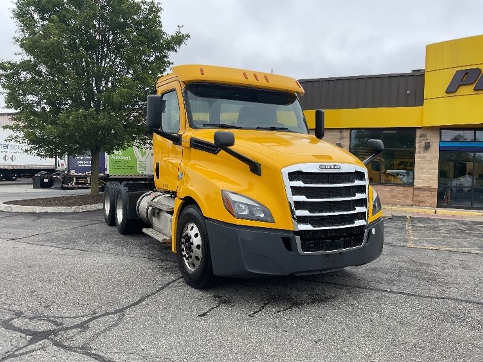 Day Cab Tractor-Heavy Duty Tractors-Freightliner-2019-T12664ST-Chicopee-MA-507,876\n\t\tmiles-$ 34,000 - Image 1