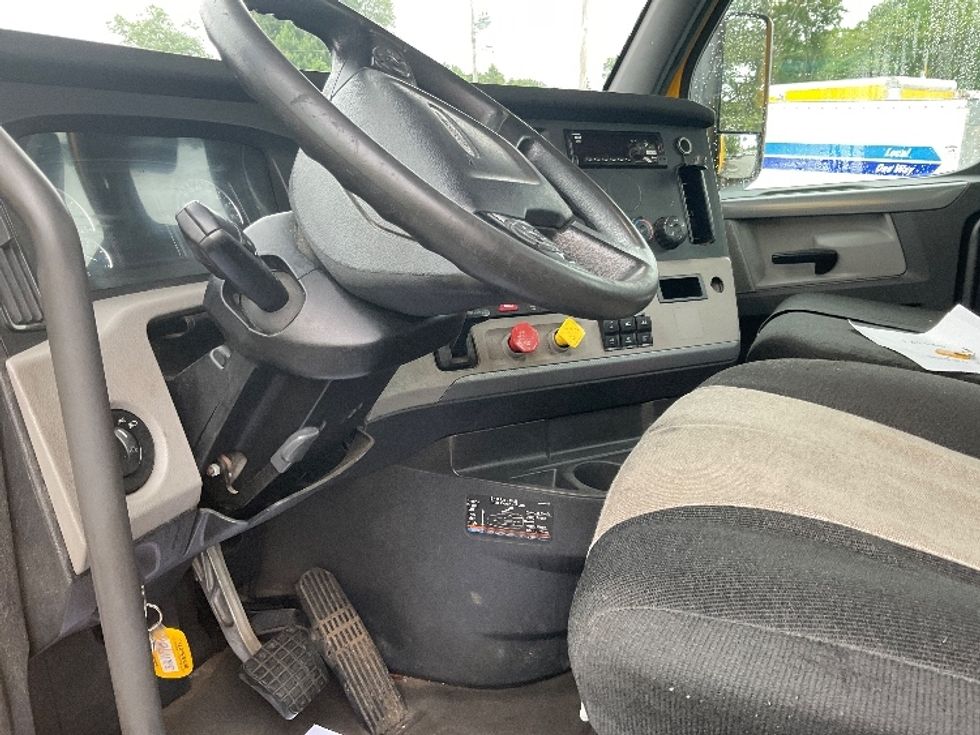 Day Cab Tractor-Heavy Duty Tractors-Freightliner-2019-T12664ST-Chicopee-MA-507,876\n\t\tmiles-$ 34,000 - Image 10