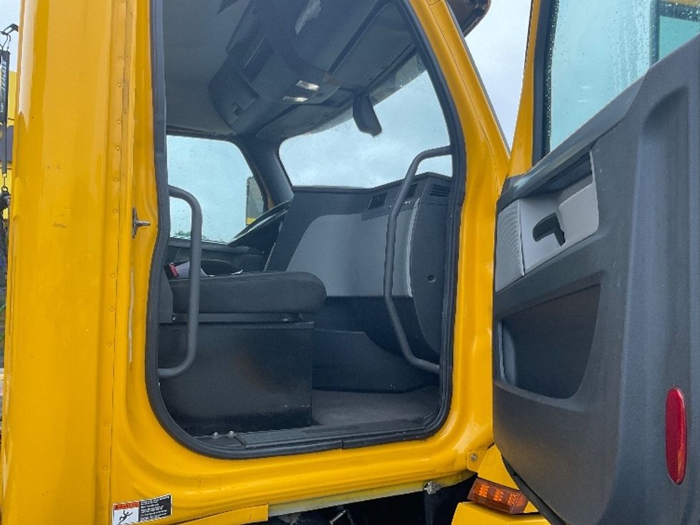 Day Cab Tractor-Heavy Duty Tractors-Freightliner-2019-T12664ST-Chicopee-MA-507,876\n\t\tmiles-$ 34,000 - Image 12