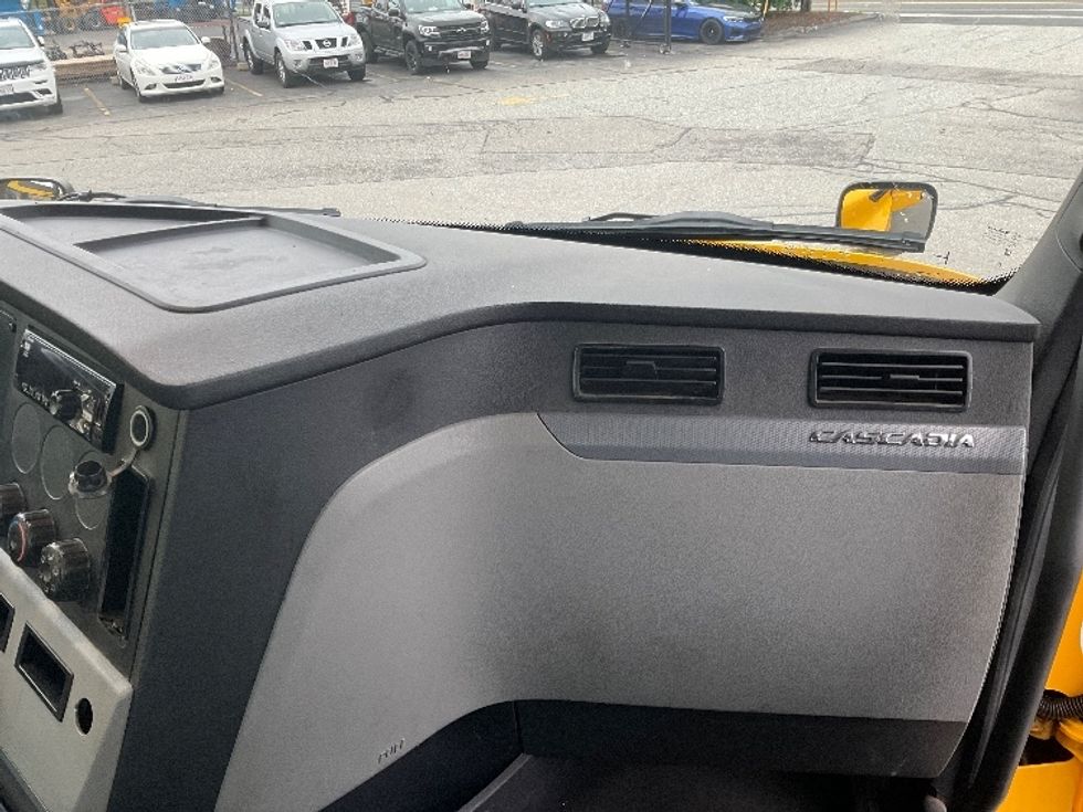 Day Cab Tractor-Heavy Duty Tractors-Freightliner-2019-T12664ST-Chicopee-MA-507,876\n\t\tmiles-$ 34,000 - Image 13