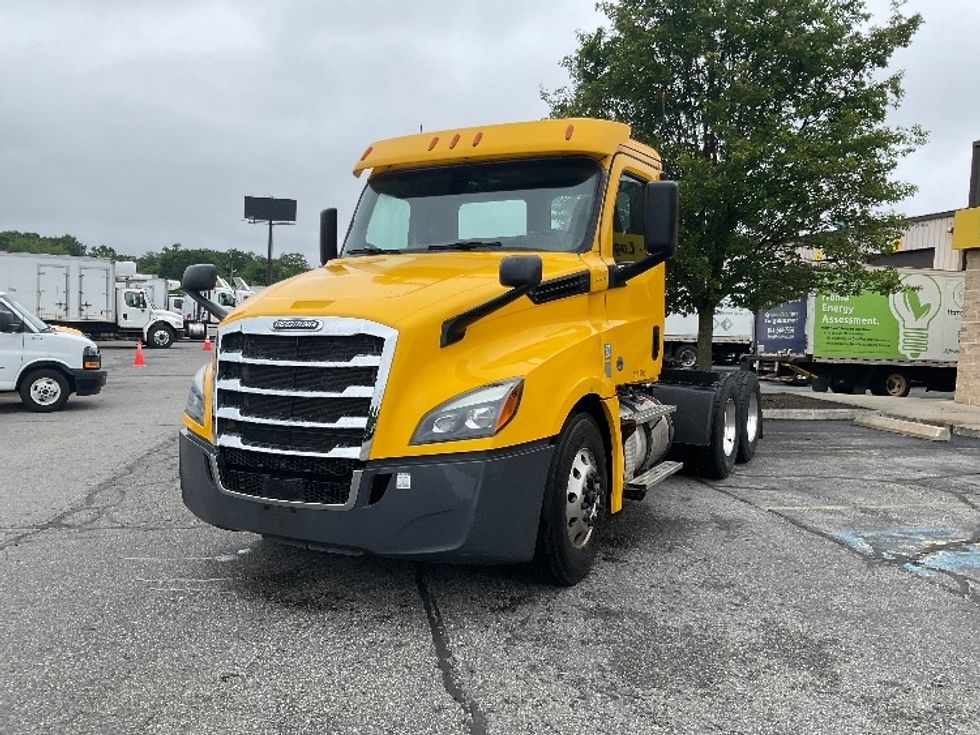 Day Cab Tractor-Heavy Duty Tractors-Freightliner-2019-T12664ST-Chicopee-MA-507,876\n\t\tmiles-$ 34,000 - Image 3