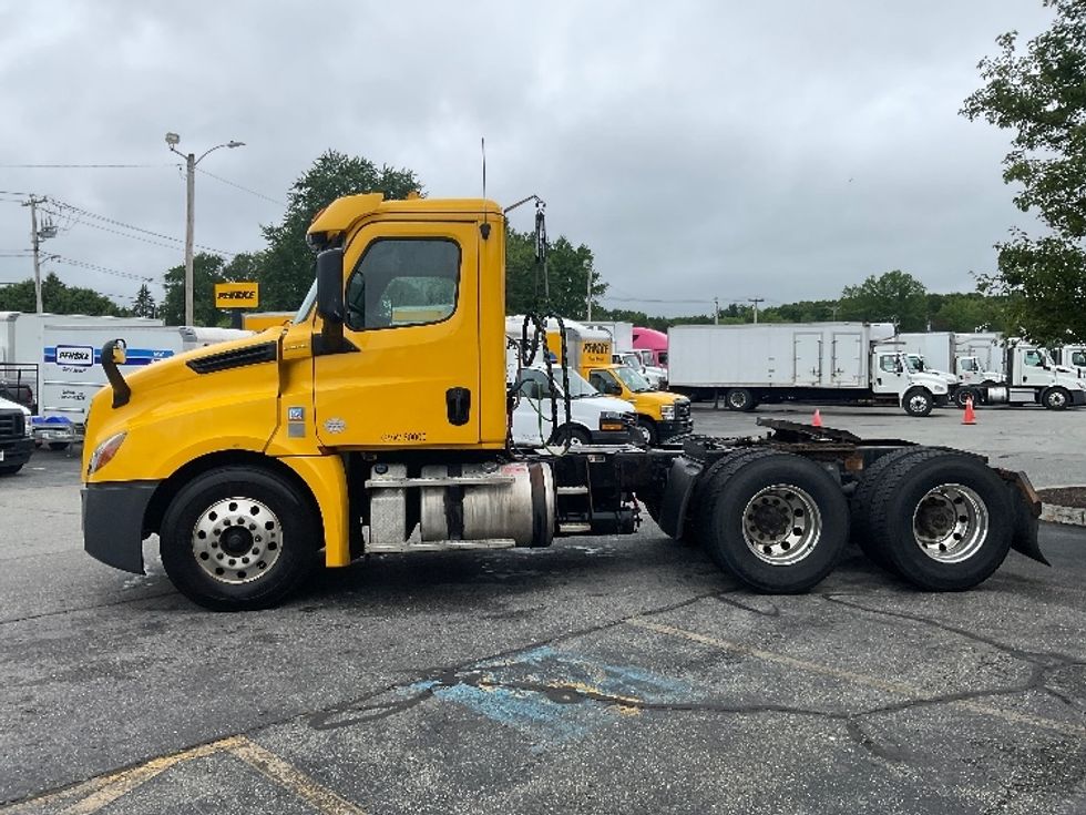 Day Cab Tractor-Heavy Duty Tractors-Freightliner-2019-T12664ST-Chicopee-MA-507,876\n\t\tmiles-$ 34,000 - Image 4