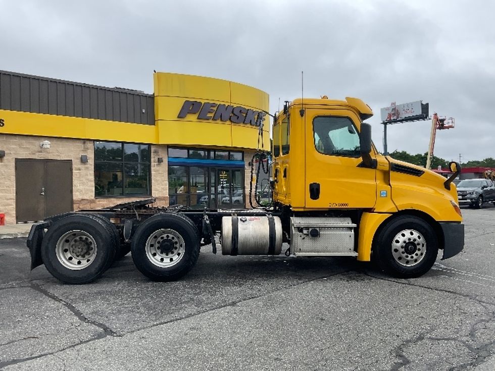 Day Cab Tractor-Heavy Duty Tractors-Freightliner-2019-T12664ST-Chicopee-MA-507,876\n\t\tmiles-$ 34,000 - Image 8