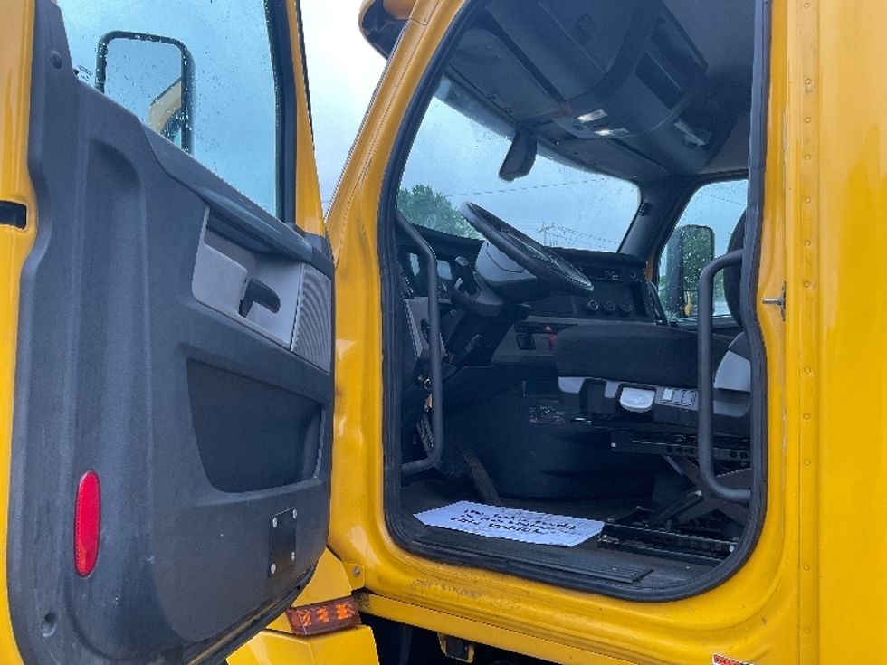 Day Cab Tractor-Heavy Duty Tractors-Freightliner-2019-T12664ST-Chicopee-MA-507,876\n\t\tmiles-$ 34,000 - Image 9