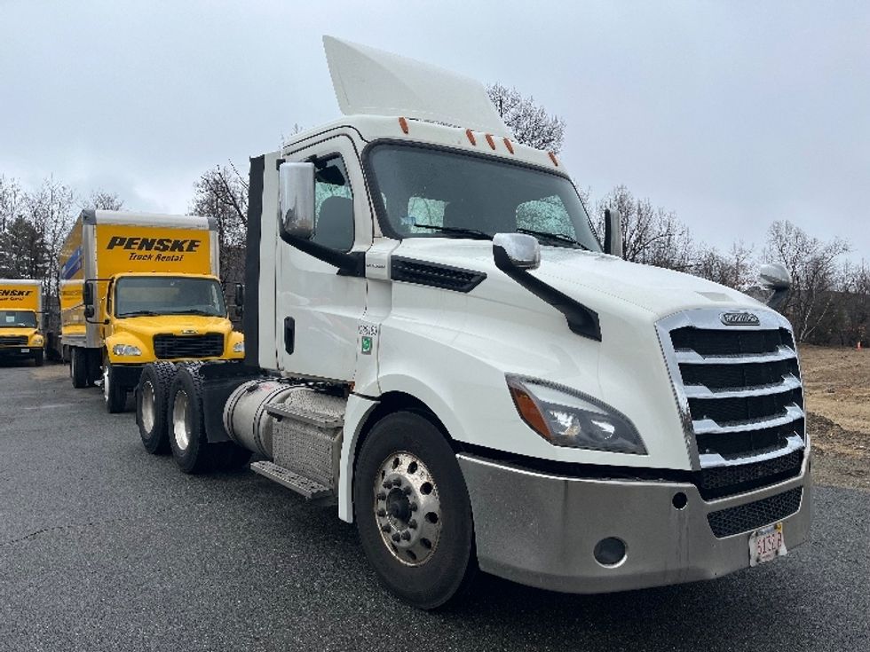 Day Cab Tractor-Heavy Duty Tractors-Freightliner-2019-T12664ST-Chicopee-MA-990,966\n\t\tmiles-$ 23,750 - Image 1