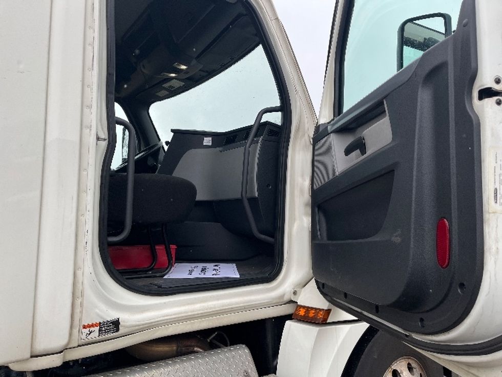 Day Cab Tractor-Heavy Duty Tractors-Freightliner-2019-T12664ST-Chicopee-MA-990,966\n\t\tmiles-$ 23,750 - Image 12