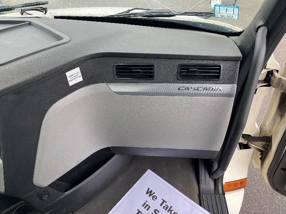 Day Cab Tractor-Heavy Duty Tractors-Freightliner-2019-T12664ST-Chicopee-MA-990,966\n\t\tmiles-$ 23,750 - Image 13