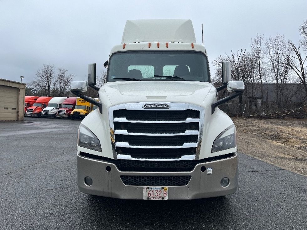 Day Cab Tractor-Heavy Duty Tractors-Freightliner-2019-T12664ST-Chicopee-MA-990,966\n\t\tmiles-$ 23,750 - Image 2
