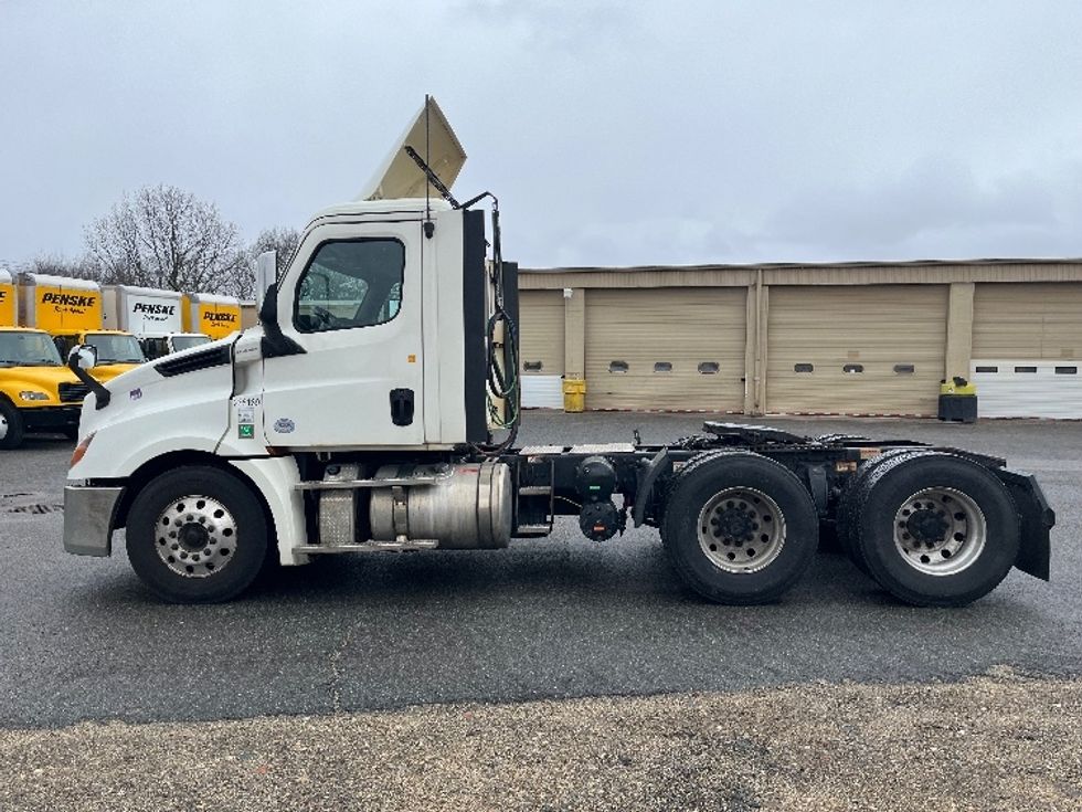Day Cab Tractor-Heavy Duty Tractors-Freightliner-2019-T12664ST-Chicopee-MA-990,966\n\t\tmiles-$ 23,750 - Image 4