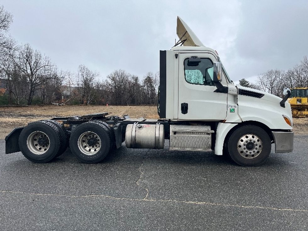 Day Cab Tractor-Heavy Duty Tractors-Freightliner-2019-T12664ST-Chicopee-MA-990,966\n\t\tmiles-$ 23,750 - Image 8