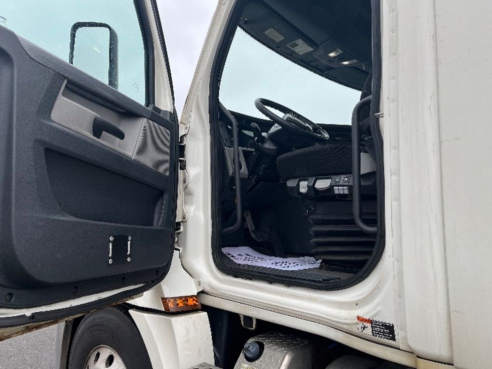 Day Cab Tractor-Heavy Duty Tractors-Freightliner-2019-T12664ST-Chicopee-MA-990,966\n\t\tmiles-$ 23,750 - Image 9