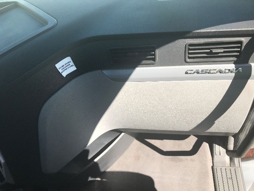 Day Cab Tractor-Heavy Duty Tractors-Freightliner-2019-T12664ST-Chino-CA-252,745\n\t\tmiles-$ 54,750 - Image 13