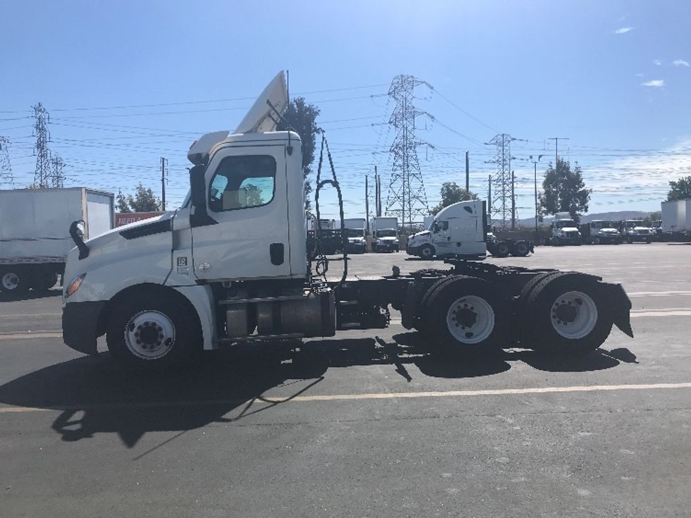 Day Cab Tractor-Heavy Duty Tractors-Freightliner-2019-T12664ST-Chino-CA-252,745\n\t\tmiles-$ 54,750 - Image 4