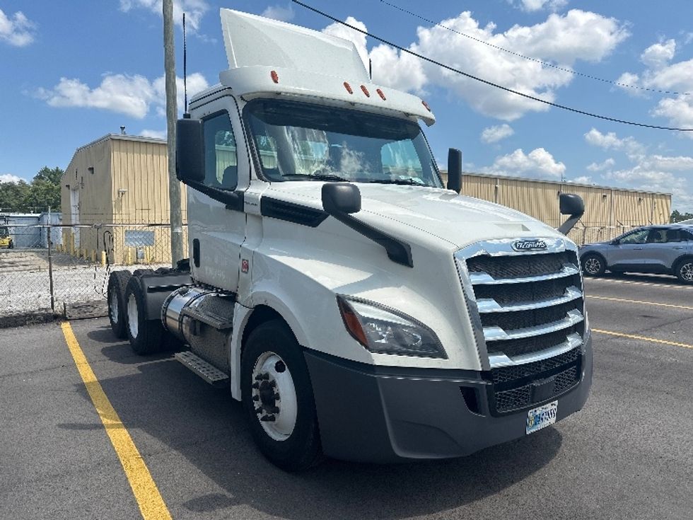 Day Cab Tractor-Heavy Duty Tractors-Freightliner-2019-T12664ST-Cincinnati-OH-319,115\n\t\tmiles-$ 61,500 - Image 1