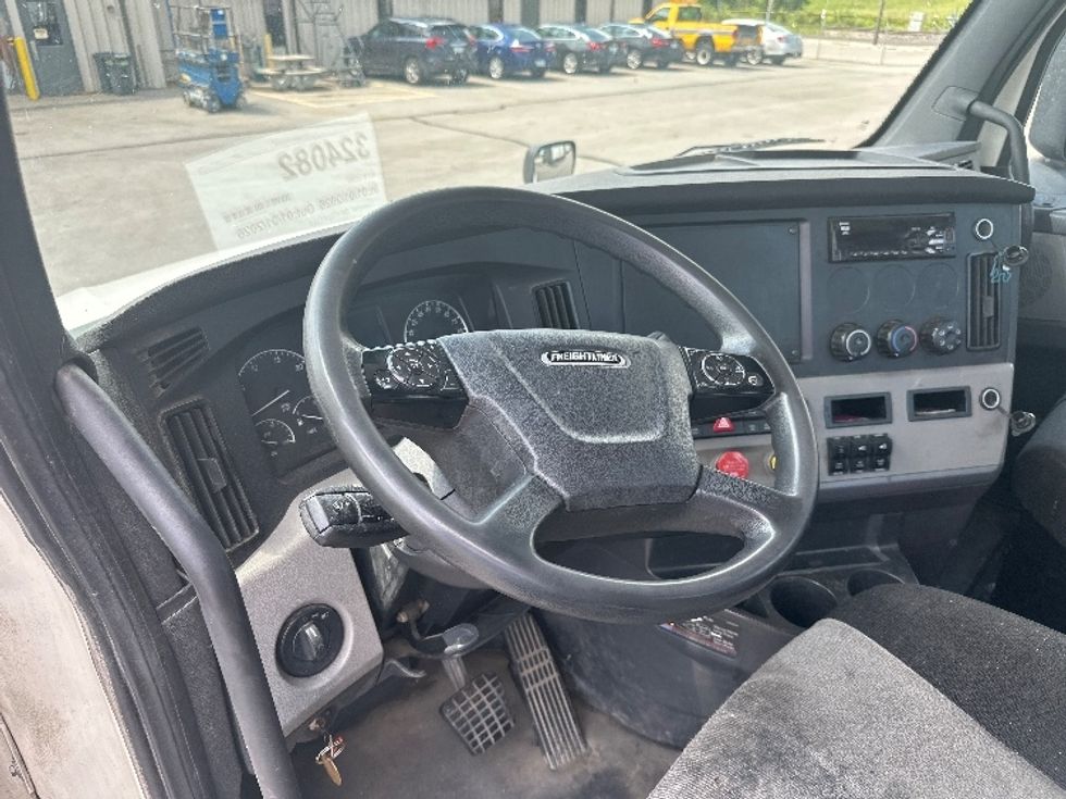 Day Cab Tractor-Heavy Duty Tractors-Freightliner-2019-T12664ST-Cincinnati-OH-319,115\n\t\tmiles-$ 61,500 - Image 10